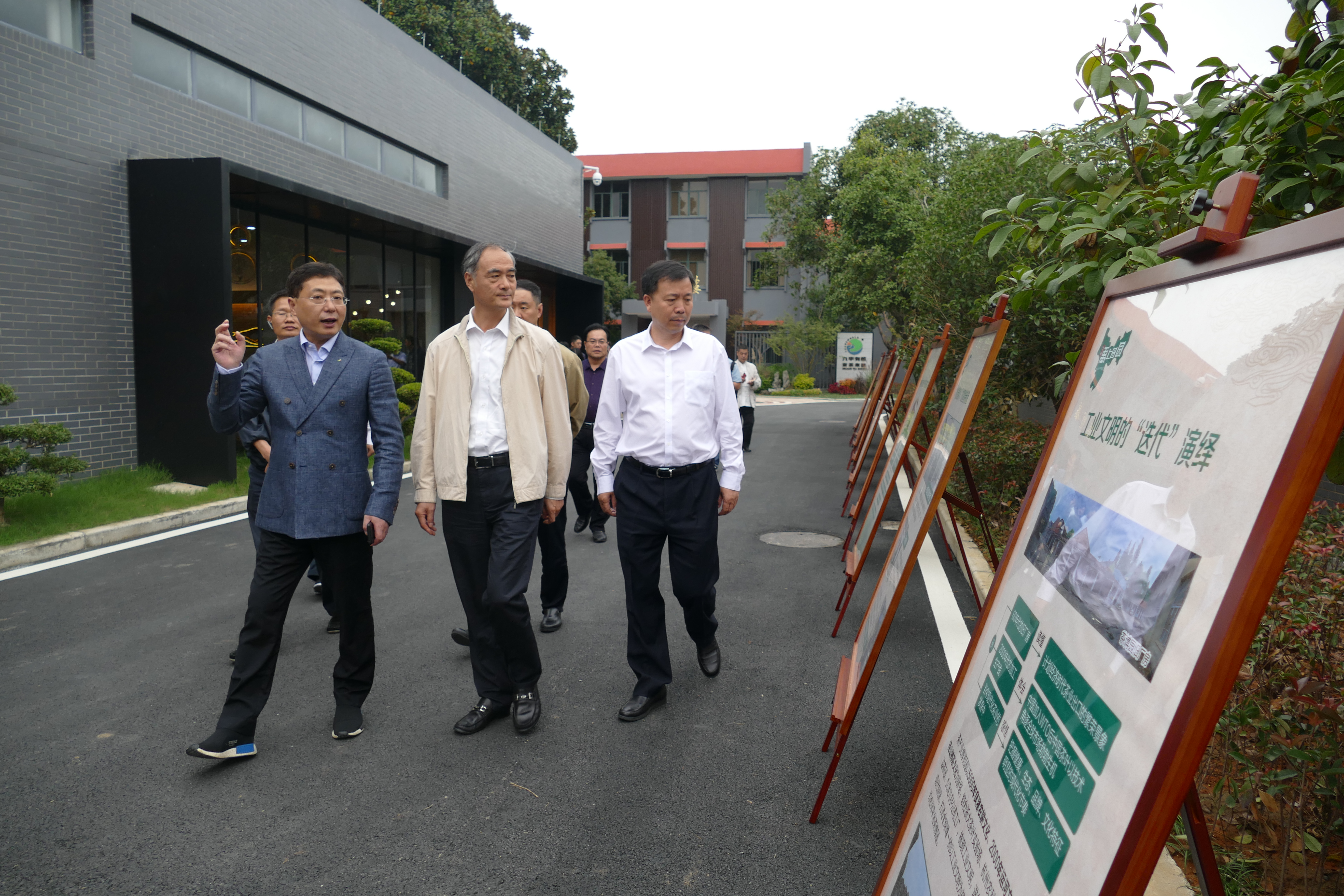 杭州市委副书记张仲灿一行视察华亿(中国)一站式服务平台特种茶中心