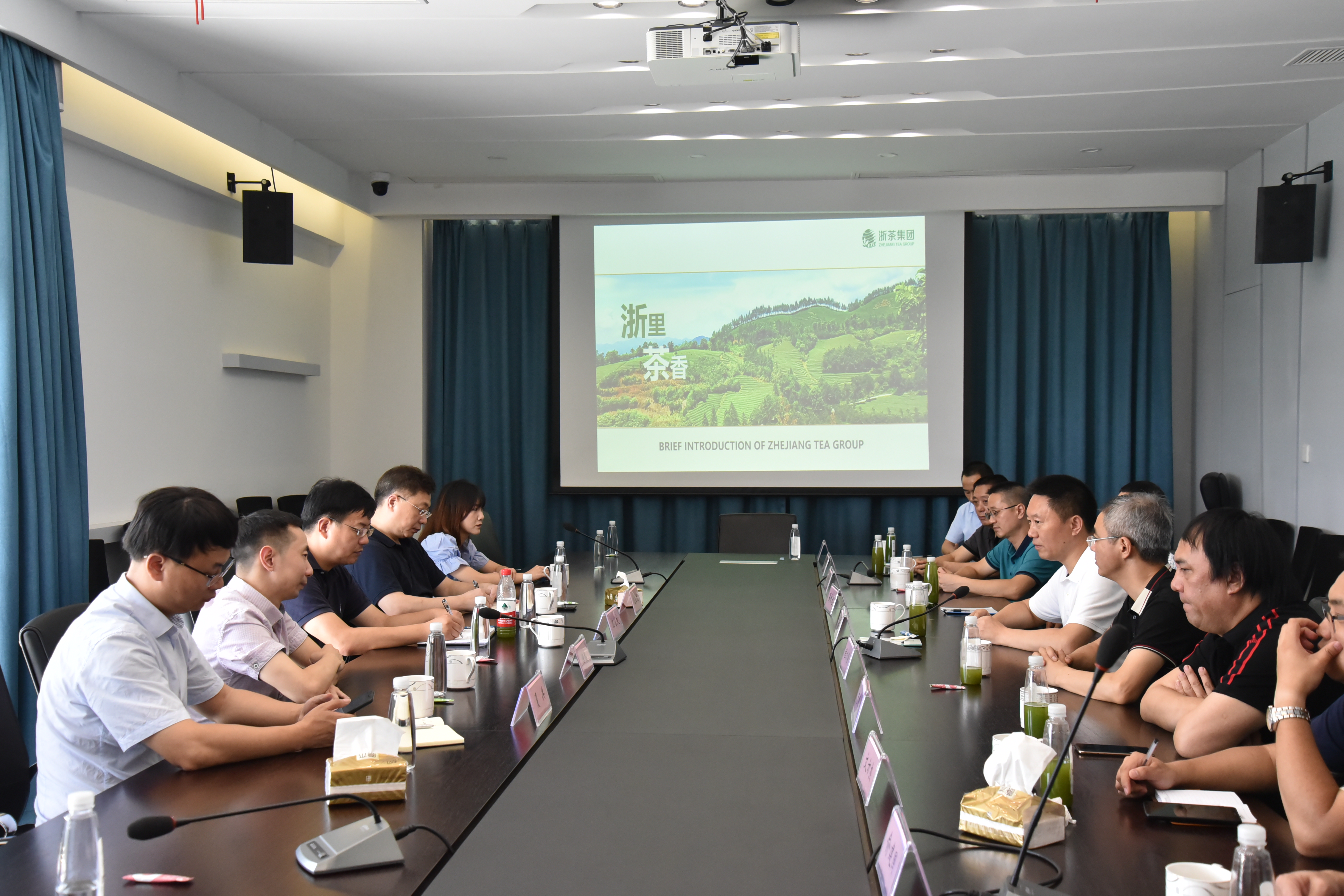 湖北恩施州人大常委会副主任王小平一行考察华亿(中国)一站式服务平台茶博园
