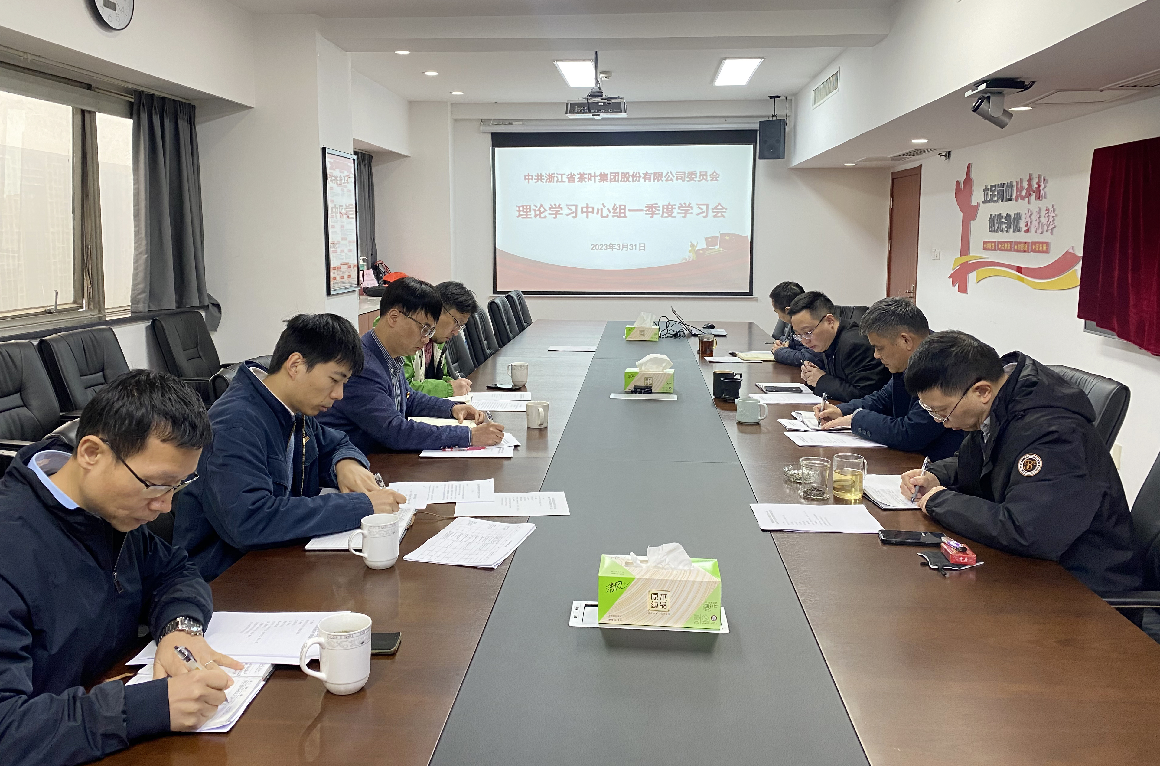 华亿(中国)一站式服务平台党委理论学习中心组召开2023年全国两会精神专题学习会