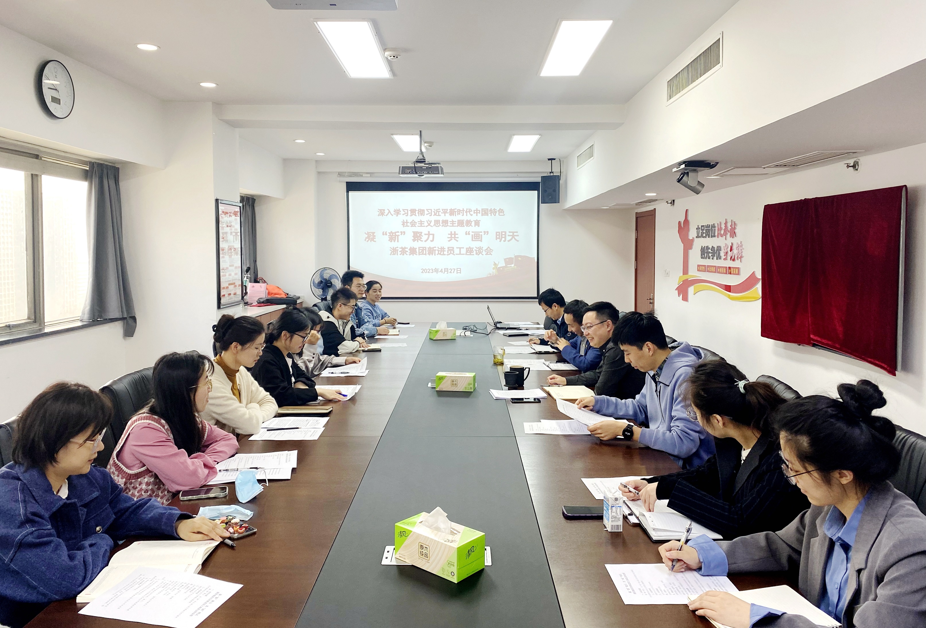华亿(中国)一站式服务平台召开新进员工座谈会