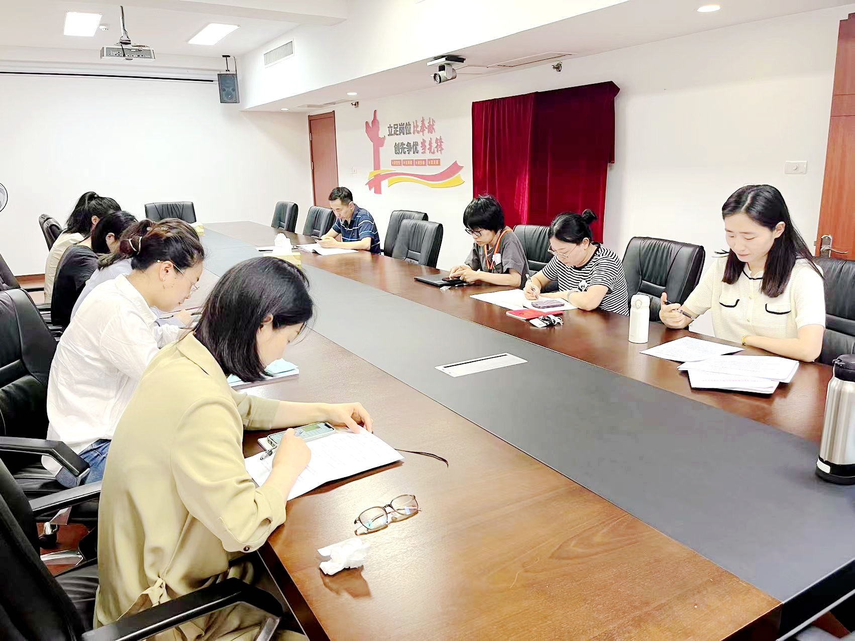 华亿(中国)一站式服务平台第四党支部召开半年度意识形态工作分析研判会