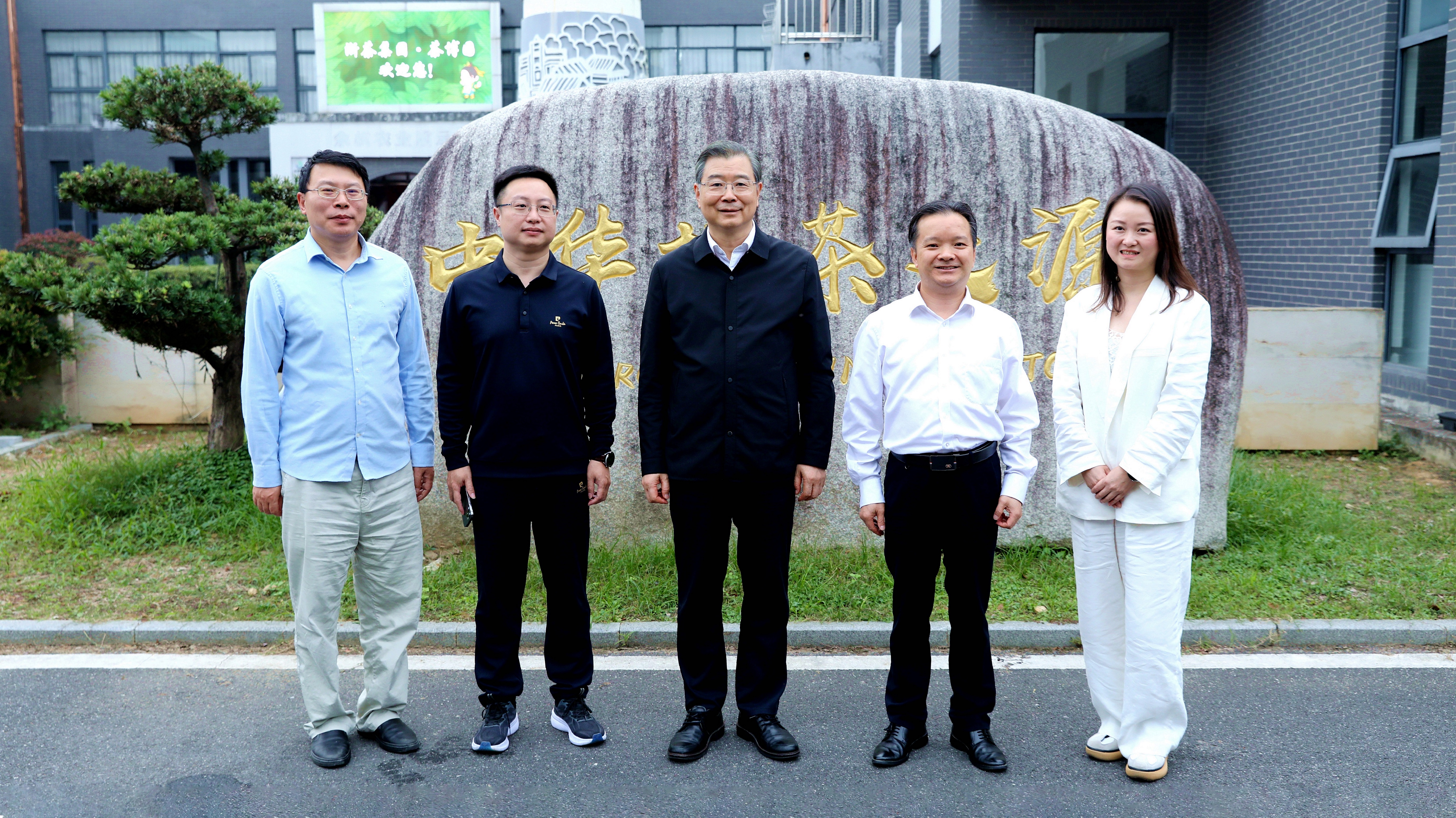 省政协副主席、九三学社省委会主委叶正波调研华亿(中国)一站式服务平台九宇有机公司