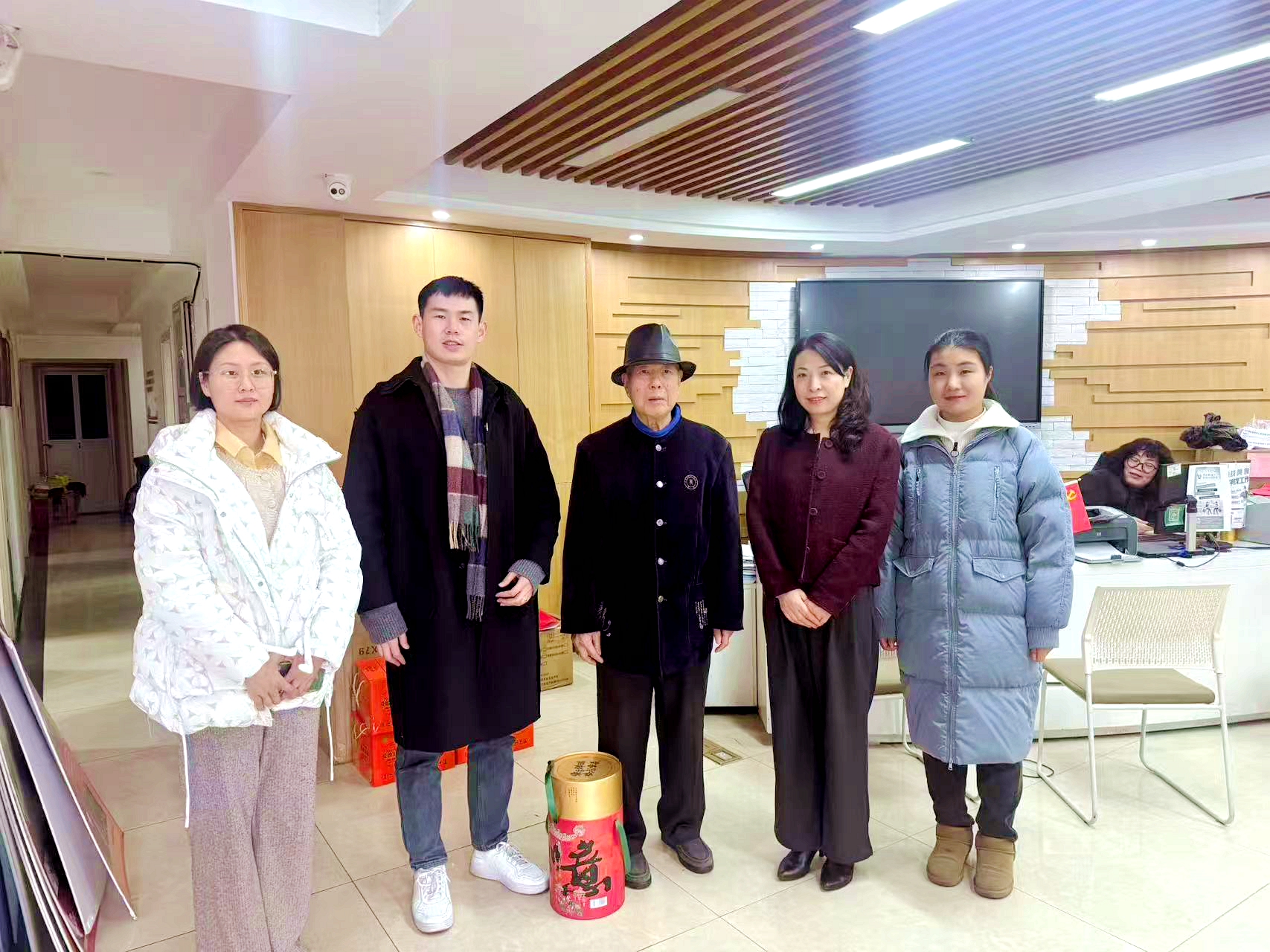 华亿(中国)一站式服务平台第一党支部联合所巷社区党委开展困难党员关爱活动