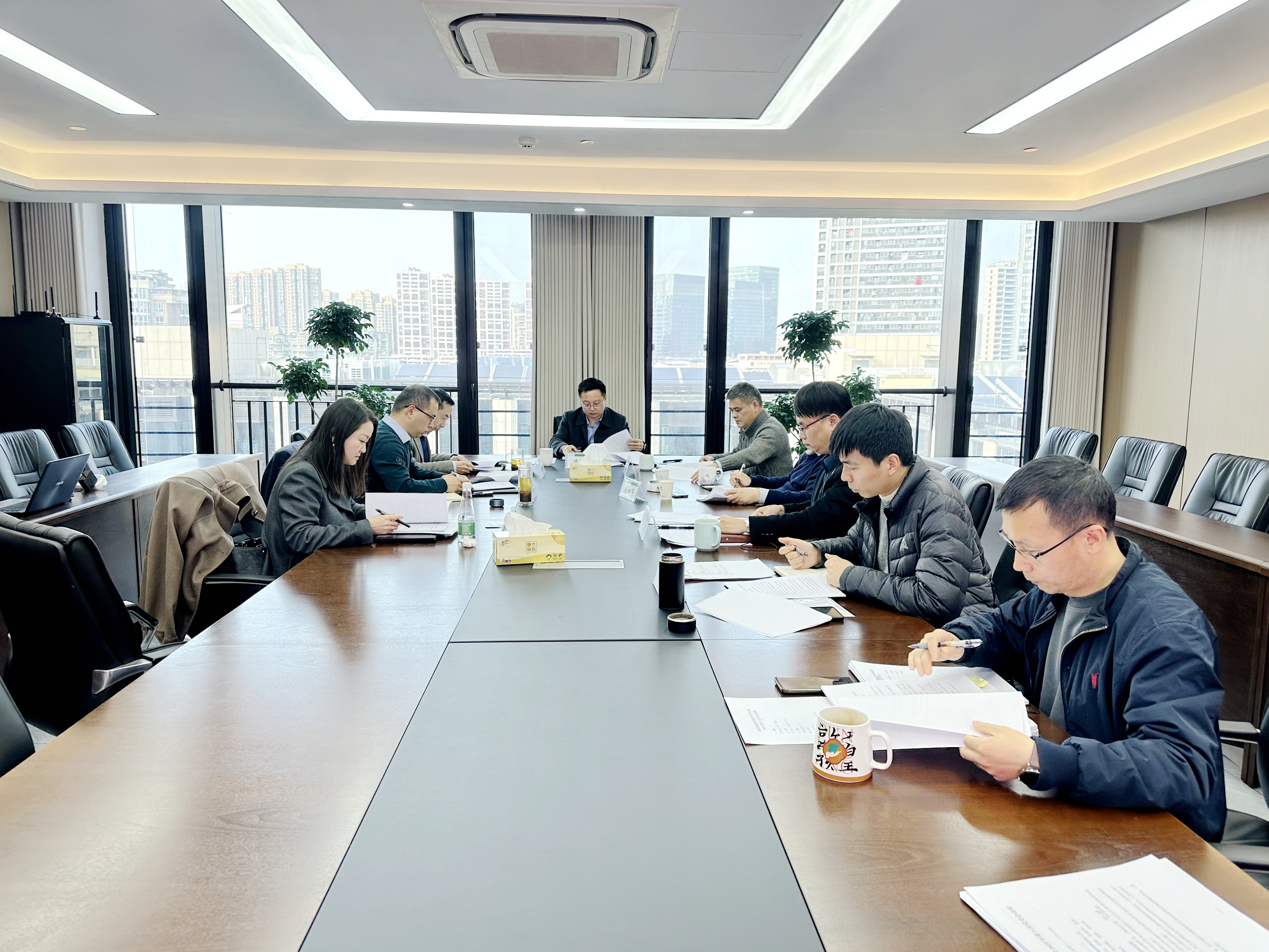 华亿(中国)一站式服务平台党委理论学习中心组专题学习全国“两会”精神