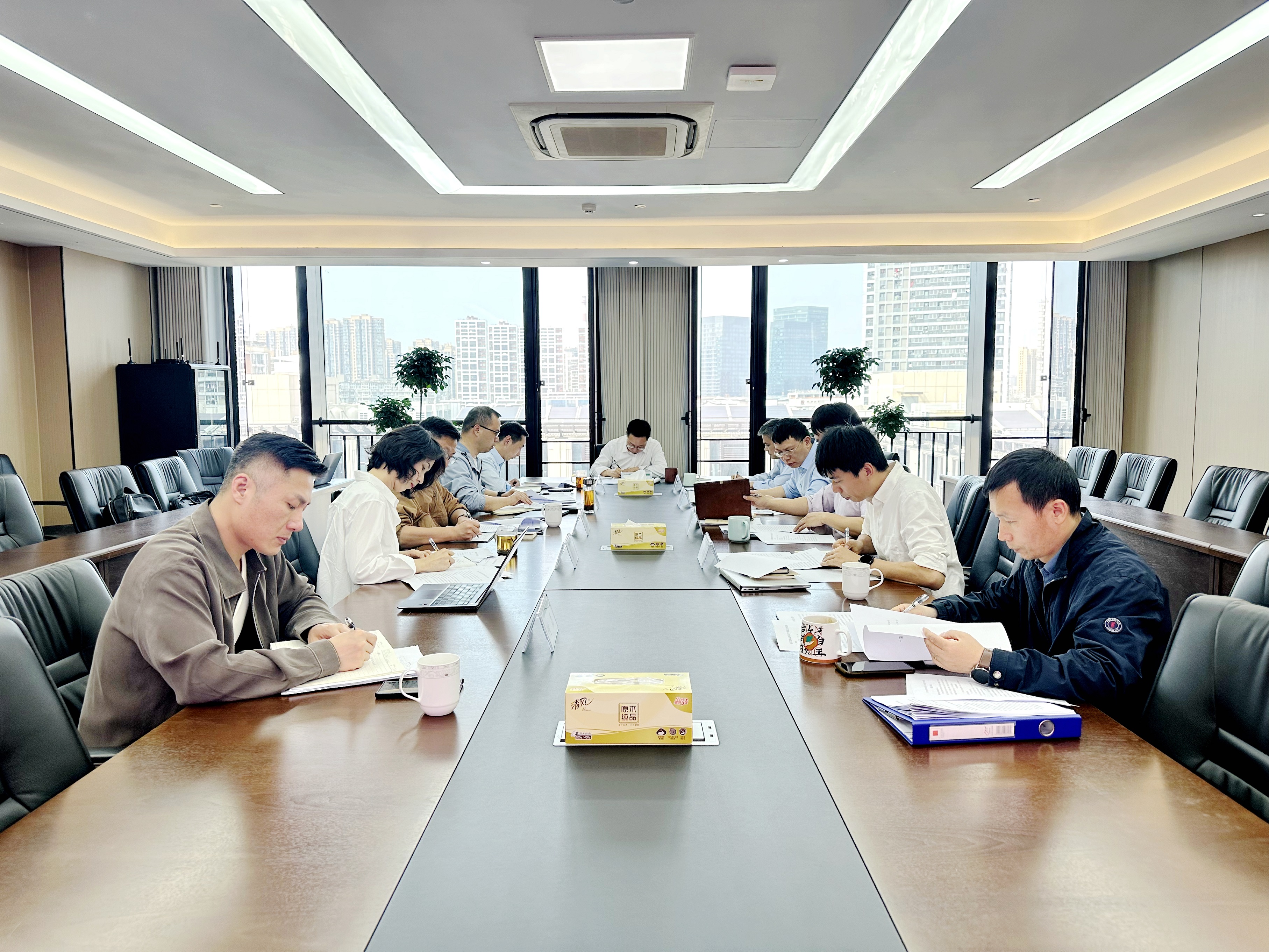 华亿(中国)一站式服务平台党委理论学习中心组举行专题研讨（扩大）学习会
